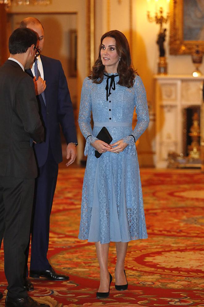 Kate Middleton muy elegante con un vestido de encaje azul
