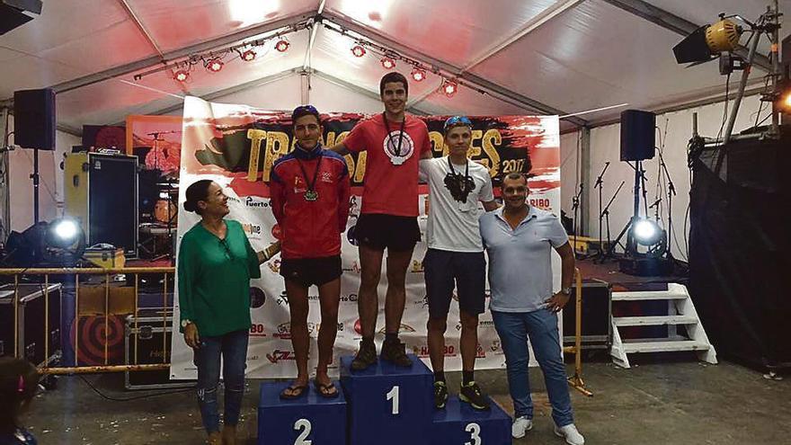 Daniel Santalla en lo más alto del podio tras la carrera.