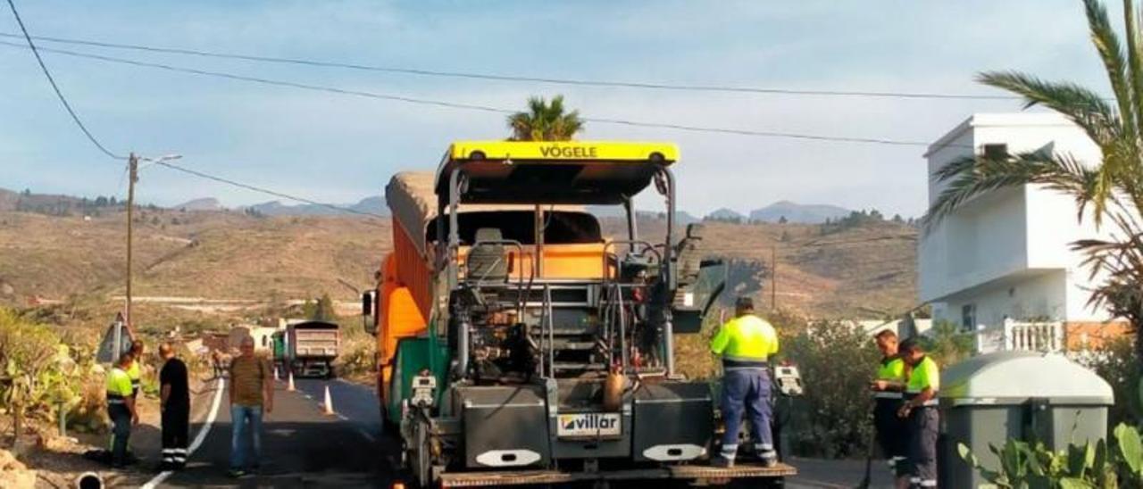 Obra de reasfaltado de la carretera entre Jama y La Escalona.