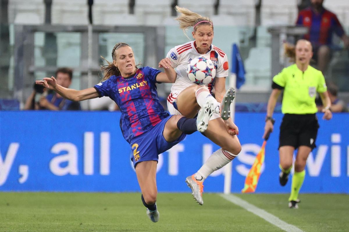 TURÍN (ITALIA), 21/05/2022.- La delantera del Olympique Ada Hegenberg (d) pelea un balón con Irene Paredes, del Barcelona, durante la final de la Liga de Campeones femenina entre el Lyon y el FC Barcelona que se disputa este sábado en Turín. EFE/Kiko Huesca