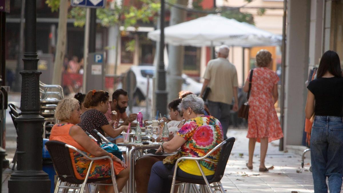 Gente en una terraza de l'Albereda de Xàtiva, en una imagen de archivo.