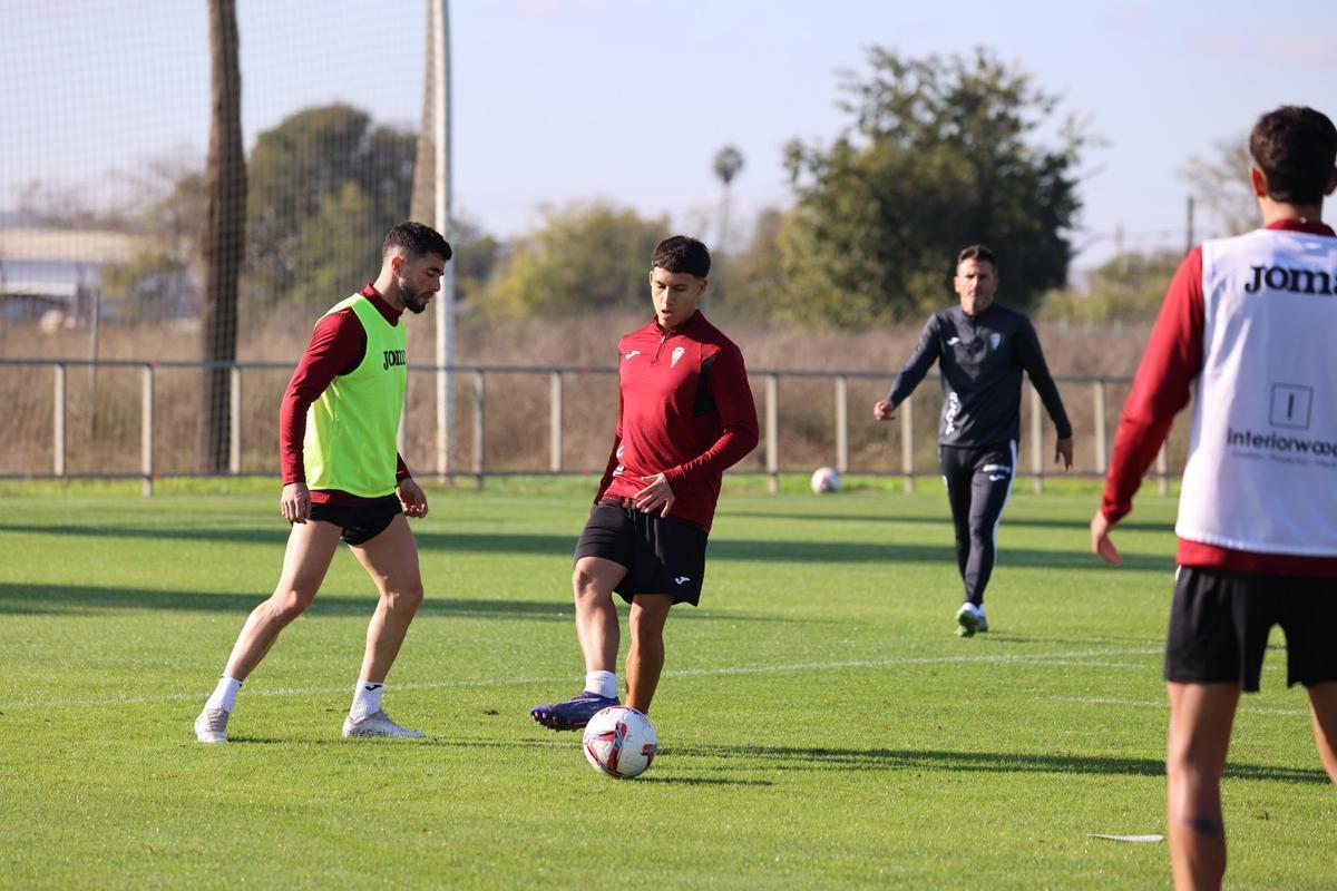 Adrián Vázquez, en el centro de la imagen, durante una sesión de trabajo del primer equipo esta semana.