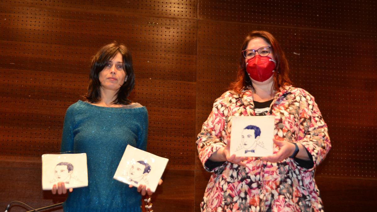 Xandra Táboas (á esquerda) e Marta Veiga (á dereita) cos Premios Johan Carballeira.