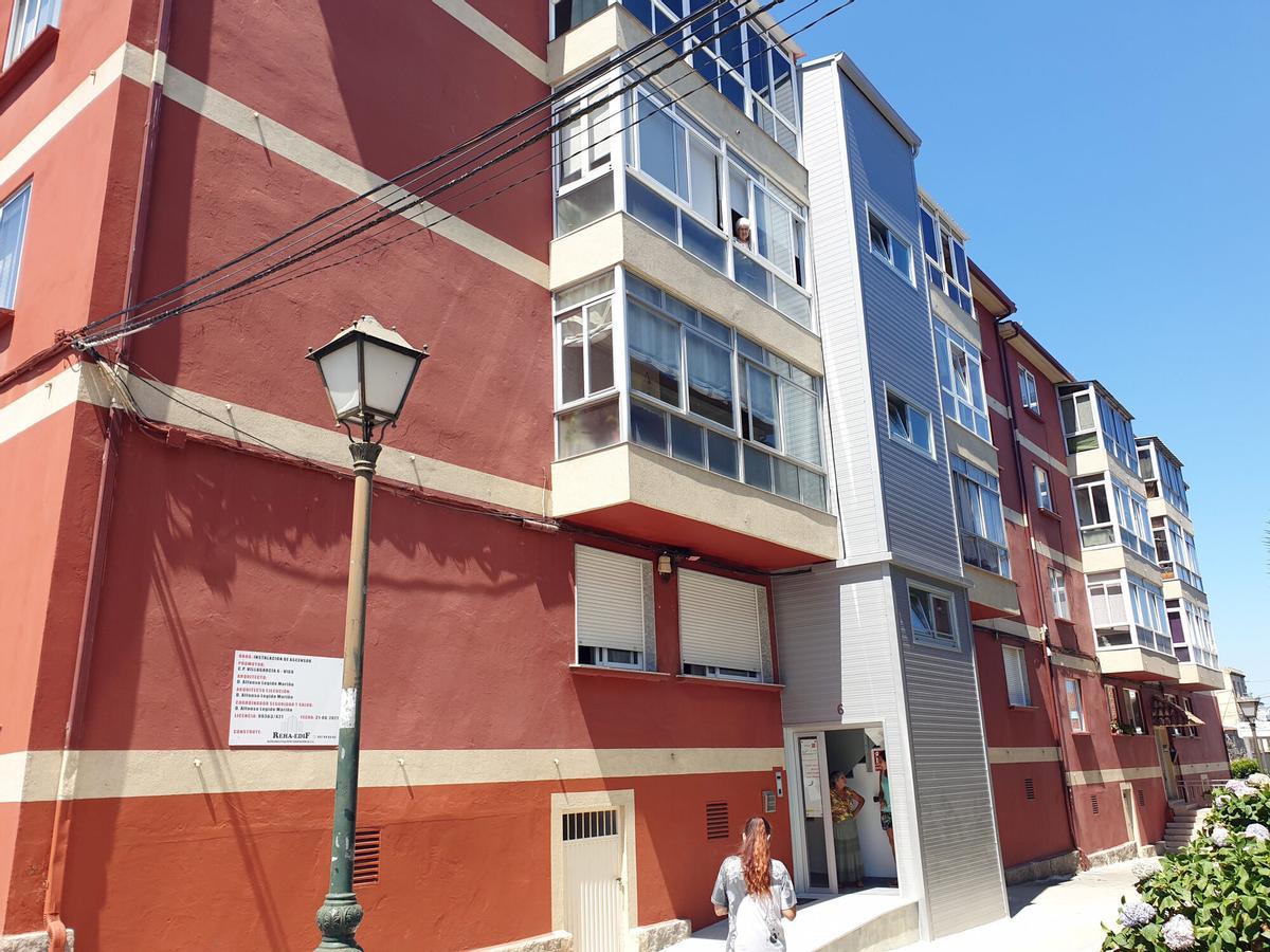 Edificio del barrio vigués de Coia que se benefició de una subvención para instalar un ascensor.