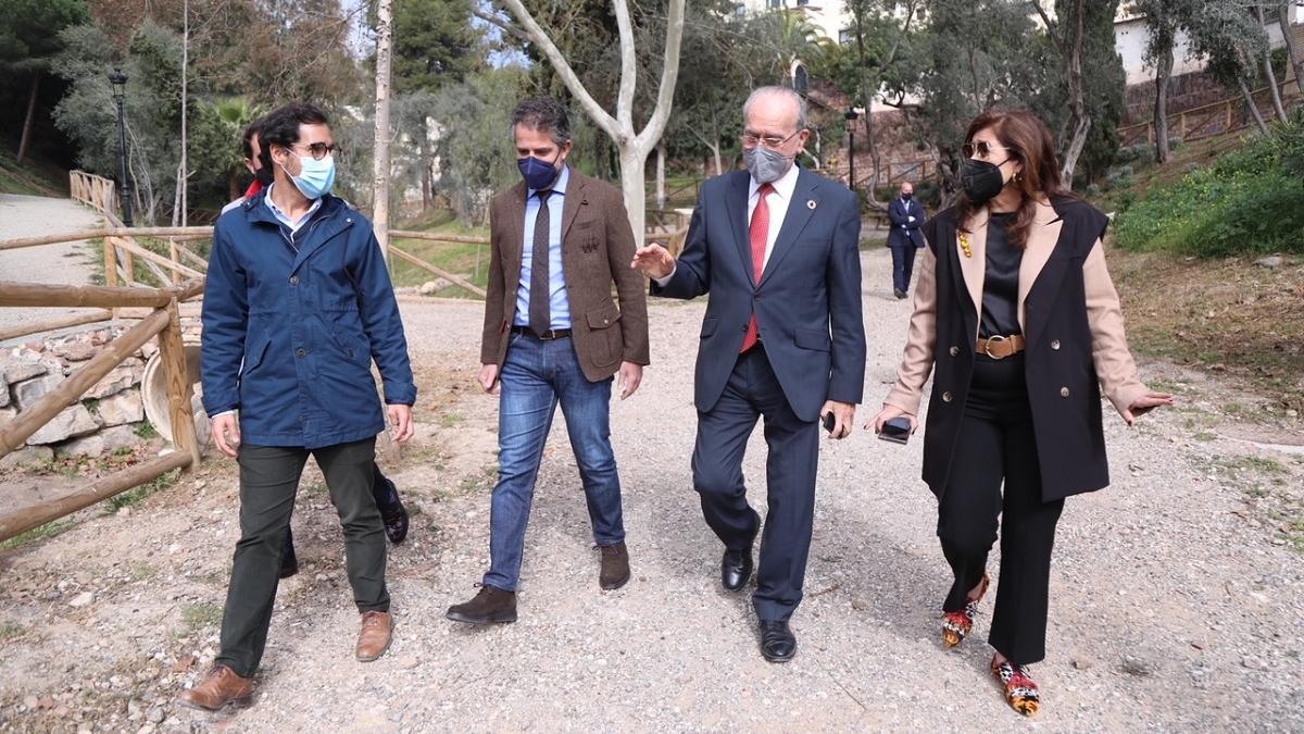 Visita del alcalde, Carlos Conde y Gemma del Corral al parque.