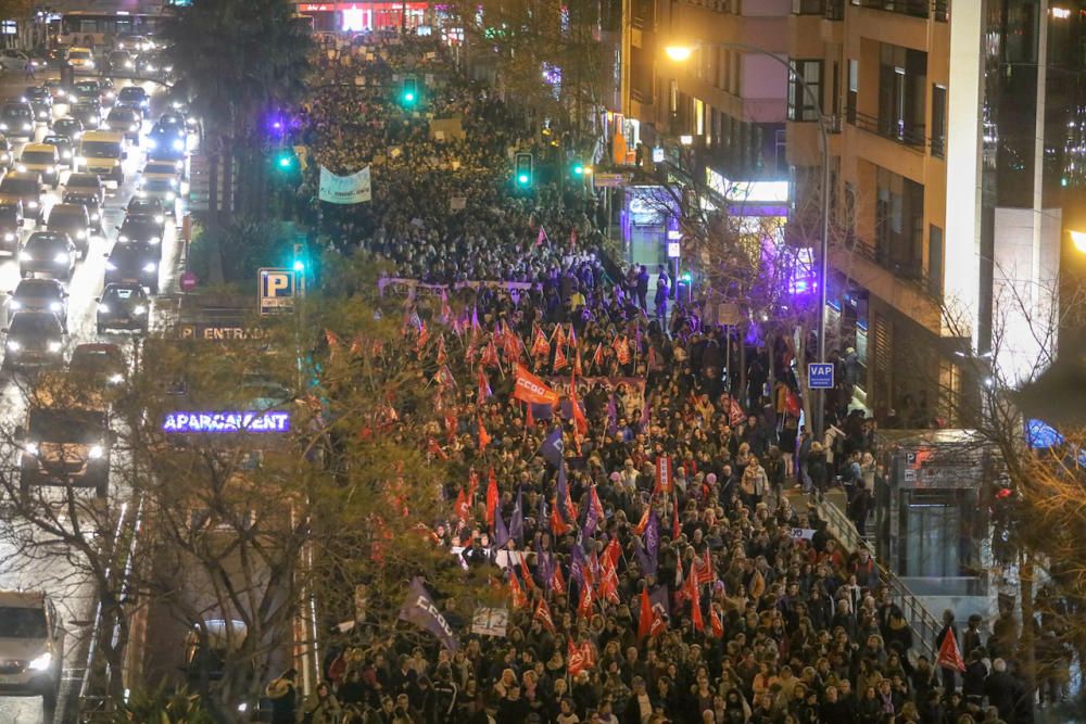 Mallorcas Frauen protestieren zu Tausenden