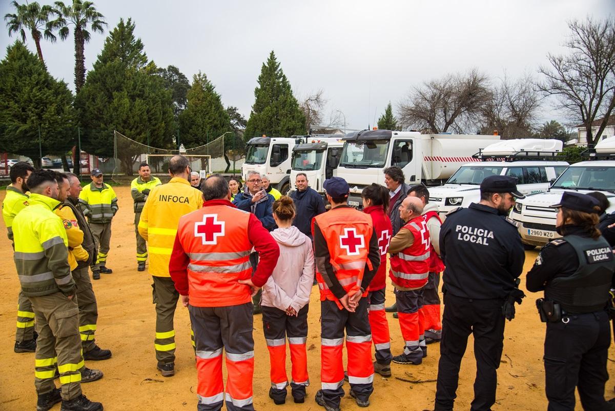 Integrantes del dispositivo reciben indicaciones antes de ponerse en marcha.