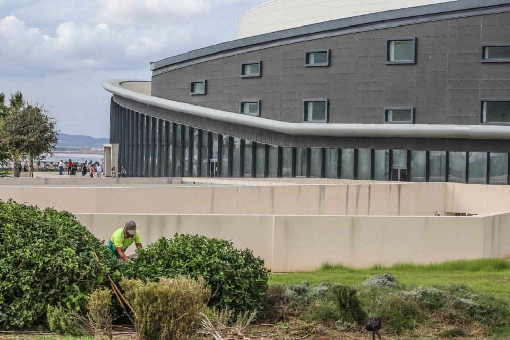 Visita de Puig al Auditorio Internacional de Torrevieja que estrena programación permanente tras seis años infrautilizado