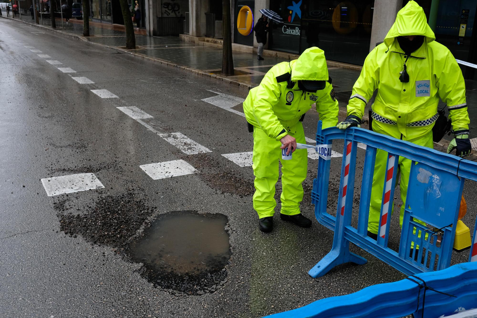 FOTOS | Socavones en las Avenidas y en el Paseo Marítimo de Palma