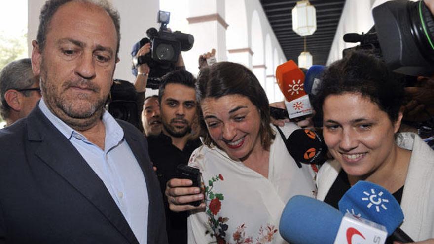 Elena Cortés llegaba entre un gran revuelo a la reunión de su partido, este mediodía en Sevilla.