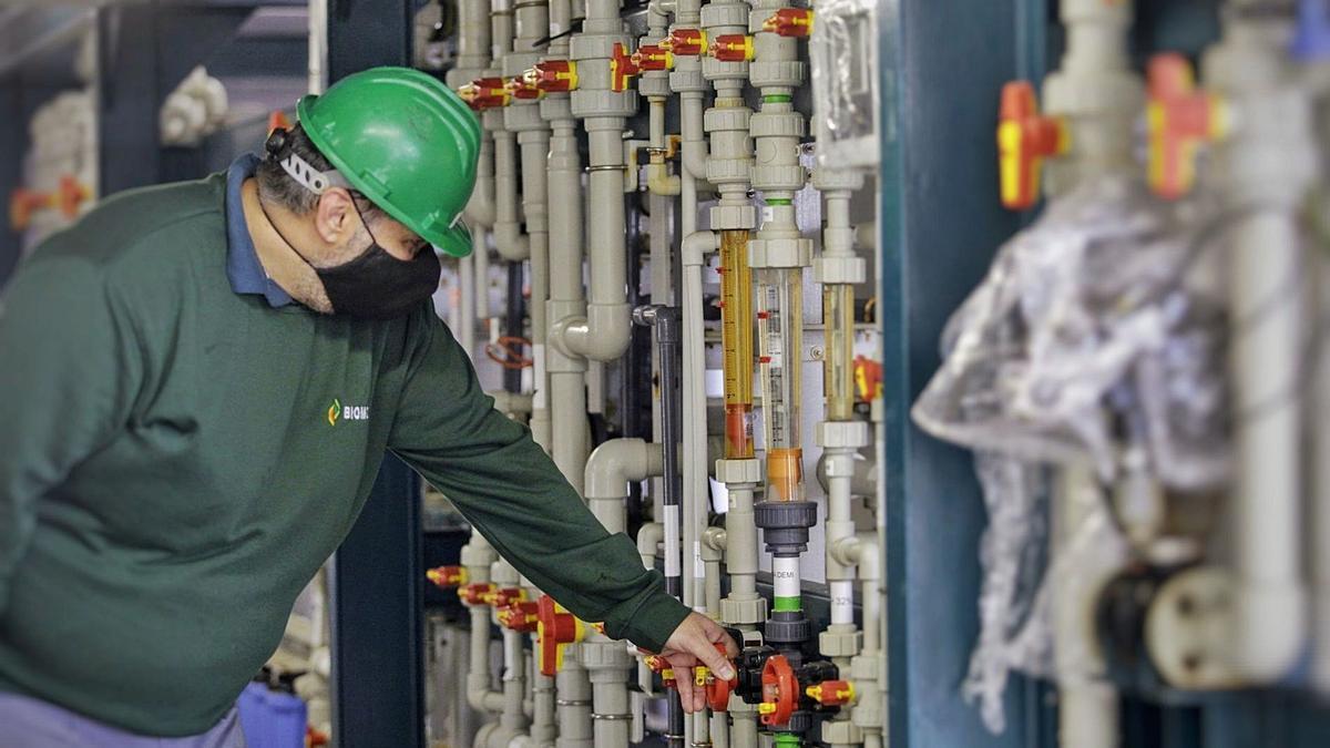 Un trabajador de una industria química de Canarias durante su jornada laboral.