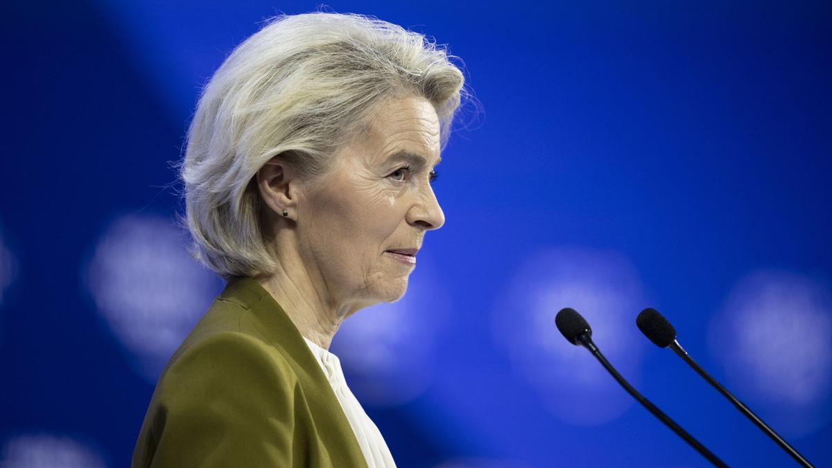 Ursula von der Leyen, presidenta de la Comisión Europea, interviene en el Palacio de Congresos durante el 56.º Foro Económico Mundial.