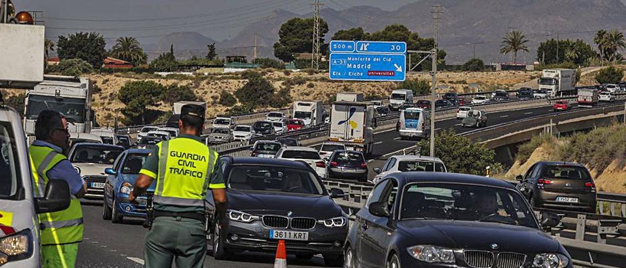 Un accidente reciente en la A-70 a la altura de Elx. | ANTONIO AMORÓS