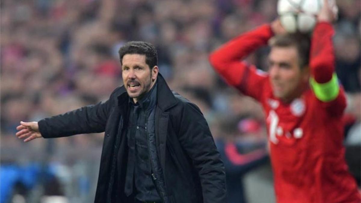 Simeone, dando instrucciones durante el partido