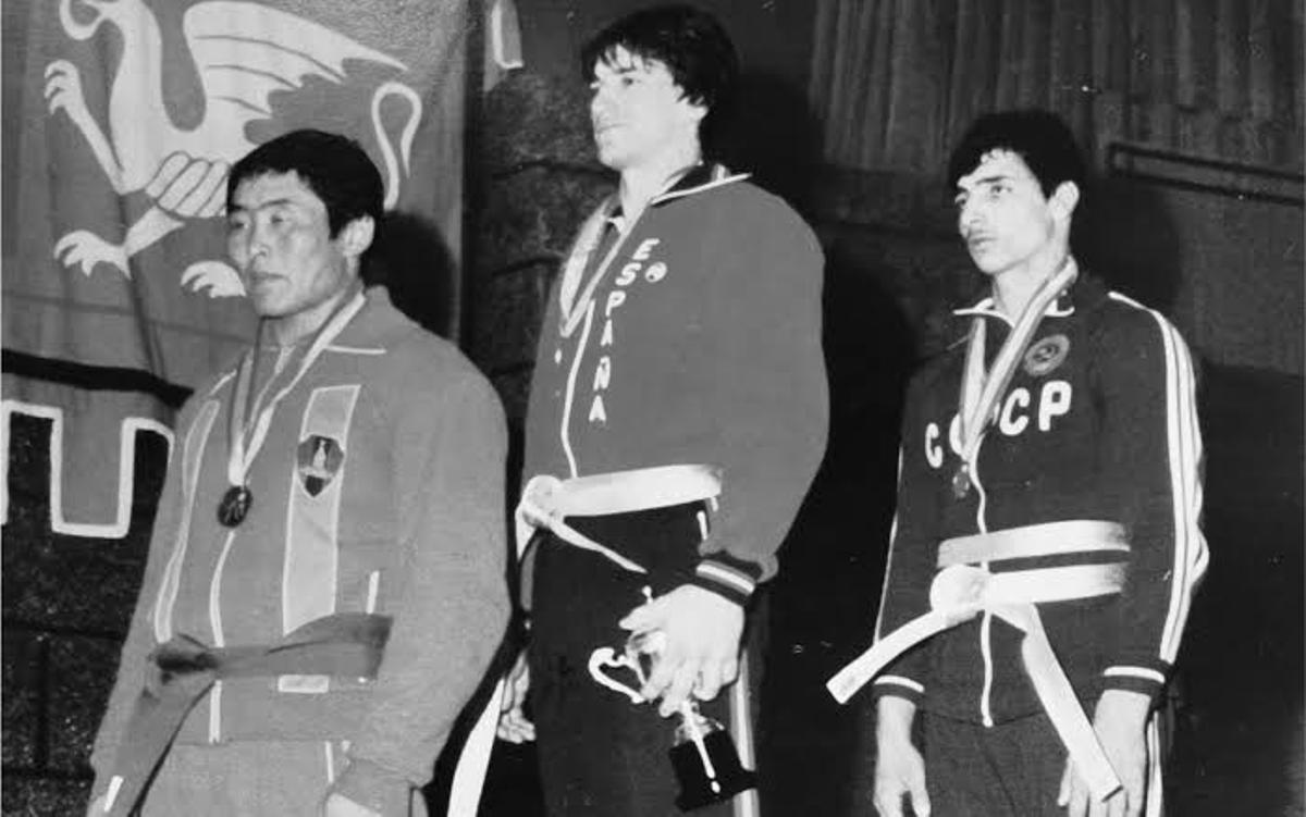 José Antonio Cecchini, en lo alto del pocio como campeón del mundo de sambo, en categoría de 82 kilos, en 1981, en Madrid.