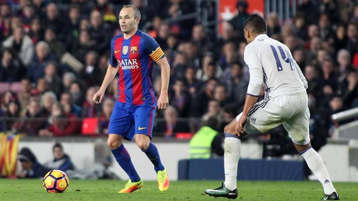 El club quiere que Andrés Iniesta cuelgue las botas en el Barça