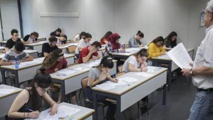 Estudiantes a punto de comenzar los exámenes de acceso a la universidad en la UPV.