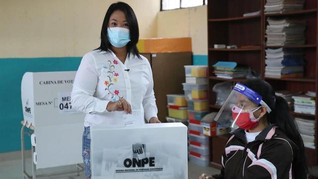 Keiko Fujimori, en el momento de depositar su voto.