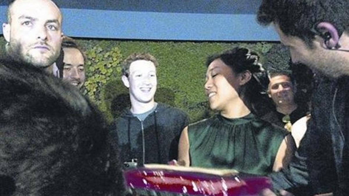 CELEBRACIÓN Mark Zuckerberg  y Jan Koum celebraron anoche en el restaurante Boujis el aniversario del segundo, el de la mujer del primero y la compra de WhatsApp por Facebook. Arriba, los tres  (la mujer con la tarta y los  empresarios uno a cada lad