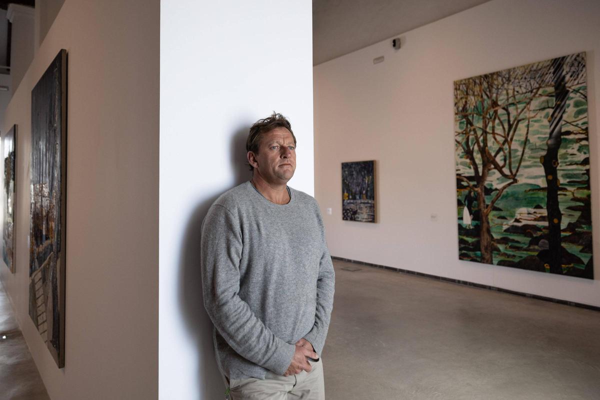 William MacKinnon en la sala de Armas del MACE entre sus obras