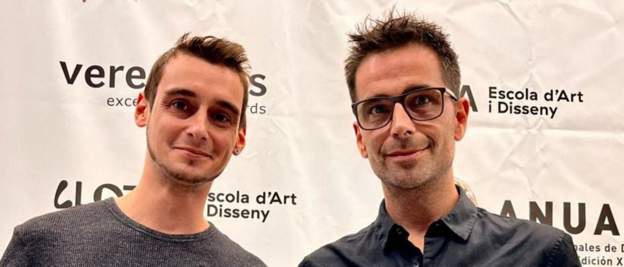 Javi Garduño (derecha), junto con su compañero Israel García, con el premio recogido en Barcelona. A la izquierda, la botella con la etiqueta ganadora y debajo la mención con los licores, todo productos de Toro. | Cedidas