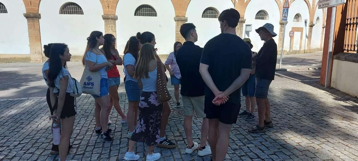 Fotogalería | Estudiantes de California conocen la Ruta de la Represión Franquista en Cáceres