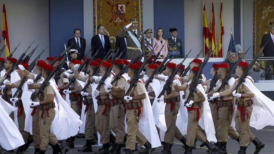 Unos 2.600 militares en el desfile, que preside por primera vez el Príncipe