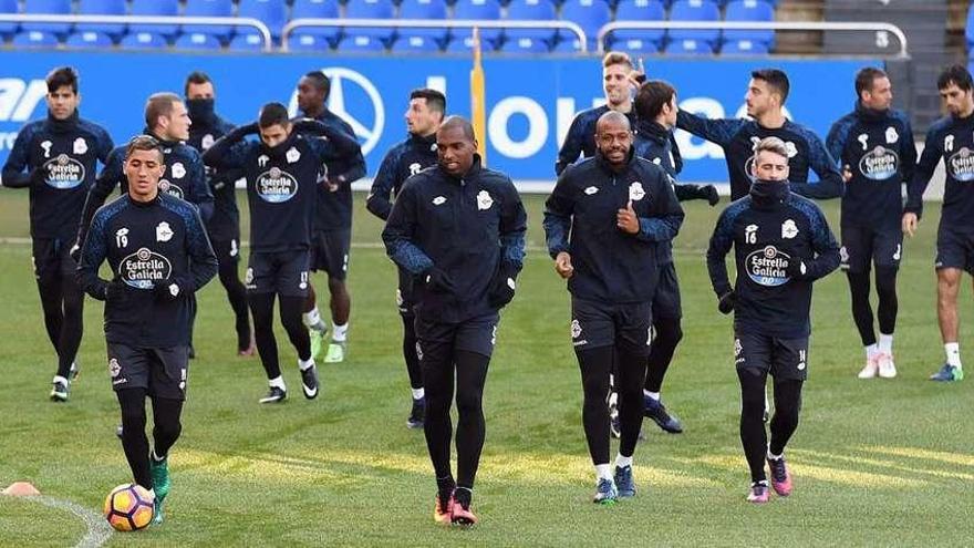 Babel, en el centro junto a Sidnei, durante la sesión de ayer en Riazor.