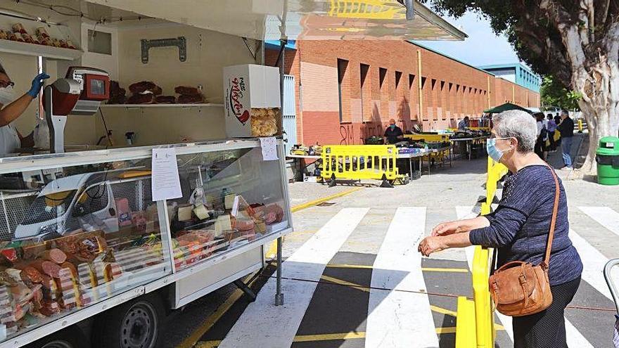 Mercados ambulantes entre controles, barreras  y geles desinfectantes