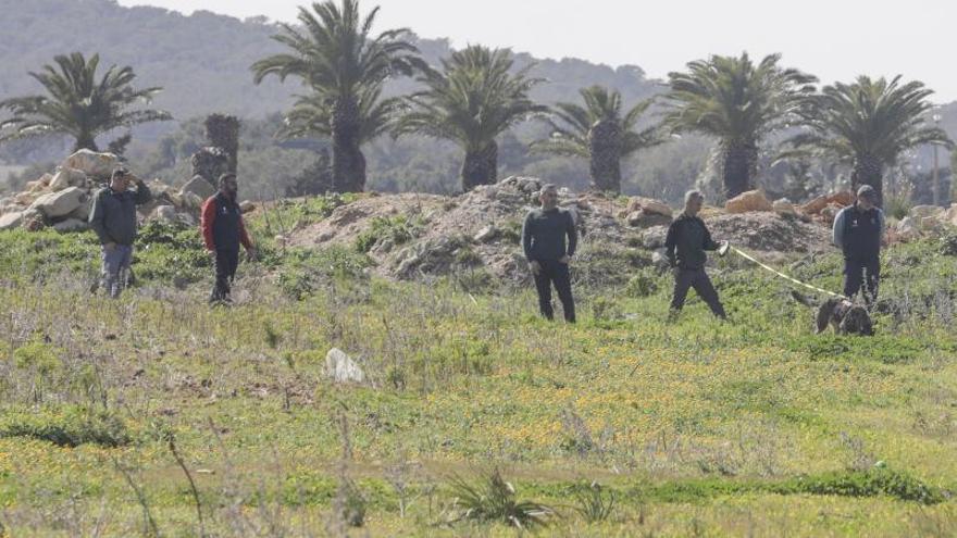 Guardias civiles inspeccionan con perros la finca cerca del lugar donde desapareció Malén. | MANU MIELNIEZUK