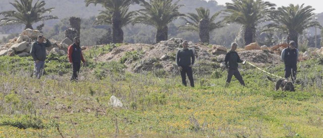 Guardias civiles inspeccionan con perros la finca cerca del lugar donde desapareció Malén. | MANU MIELNIEZUK