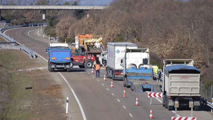 Autovía A-52 cortada en sentido Galicia por el vuelco del camión.