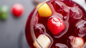 Un vaso de sangría con frutas 