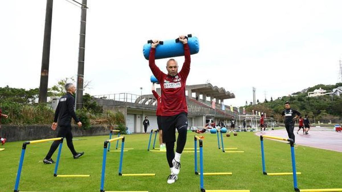 Iniesta, durante un entrenamiento | @visselkobe