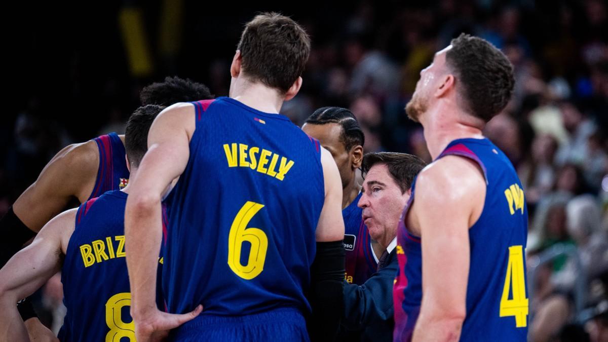 Xavi Pascual dando instrucciones a sus jugadores