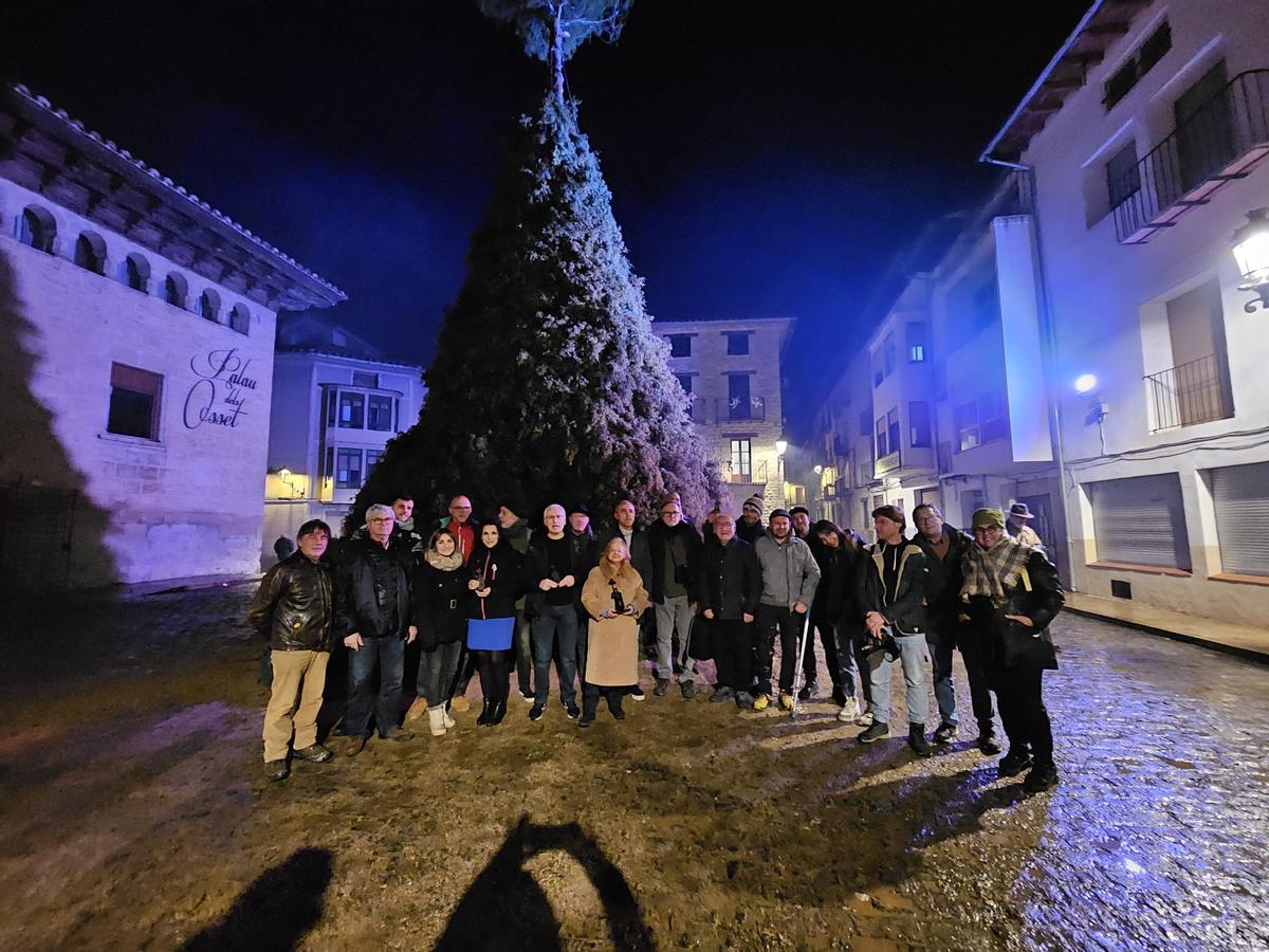 Una representación de fotógrafos y videógrafos reconocidos, frente a la gran barraca de Forcall.