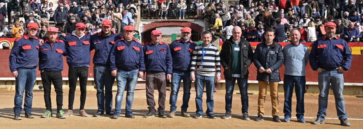 LOS HÉROES 8 Los areneros salvaron la feria gracias al empeño que pusieron para que el ruedo, perjudicado por las lluvias, estuviera en perfecto estado.