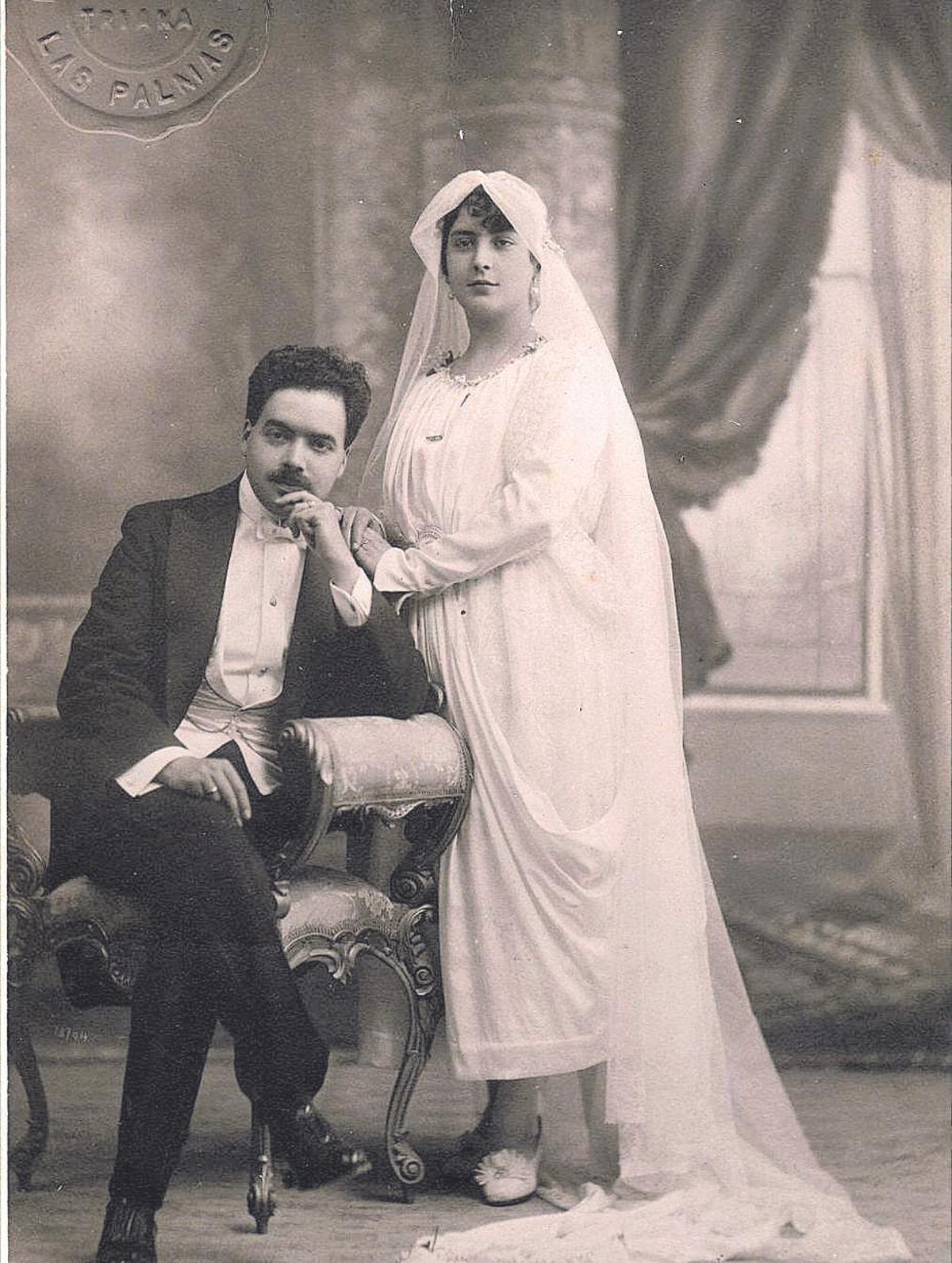 Massanet posando con su esposa, Mercedes Navarro Mazotti.