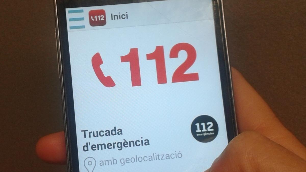 Una persona trucant al 112.