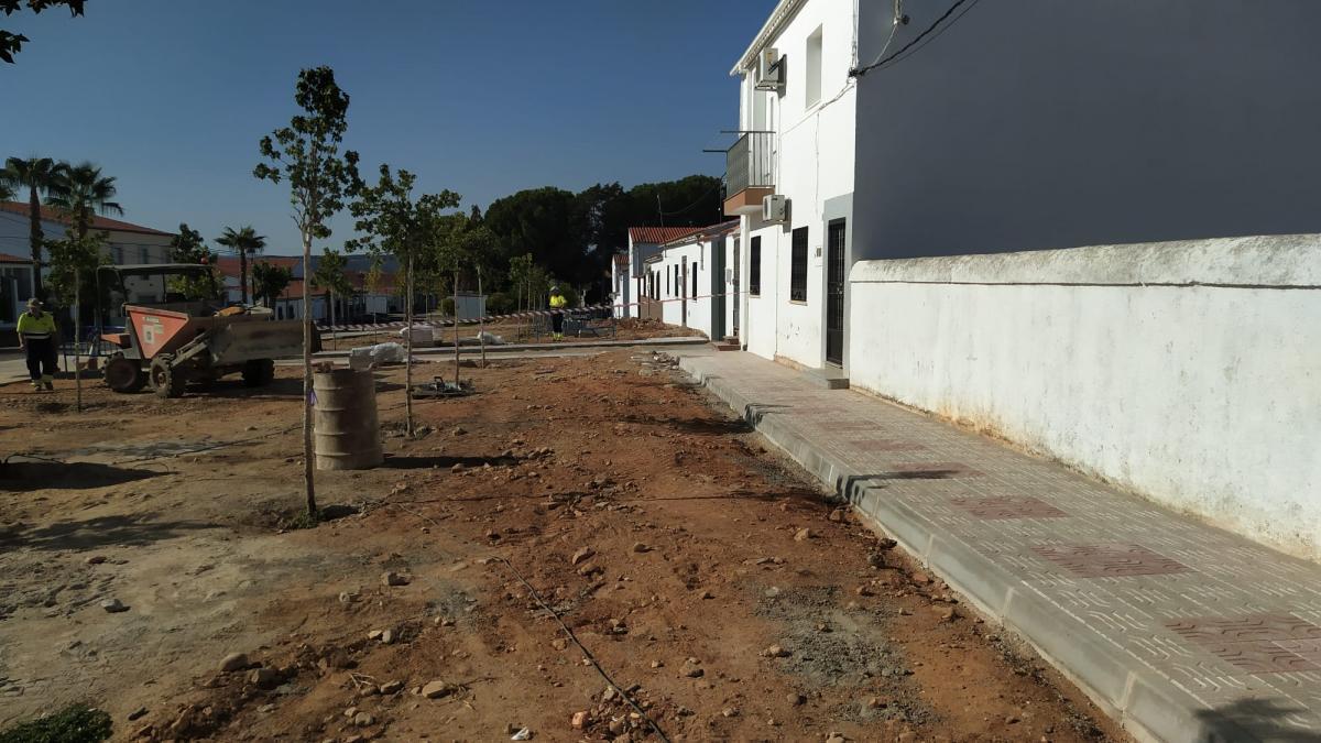 El Ayuntamiento de Coria inicia mejoras en varias calles de sus dos pedanías