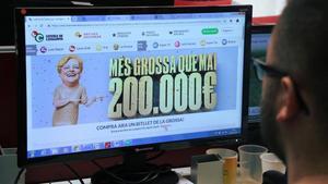 rjulve46387146 pla obert amb una persona en escor  mirant una pantalla amb 181231102304