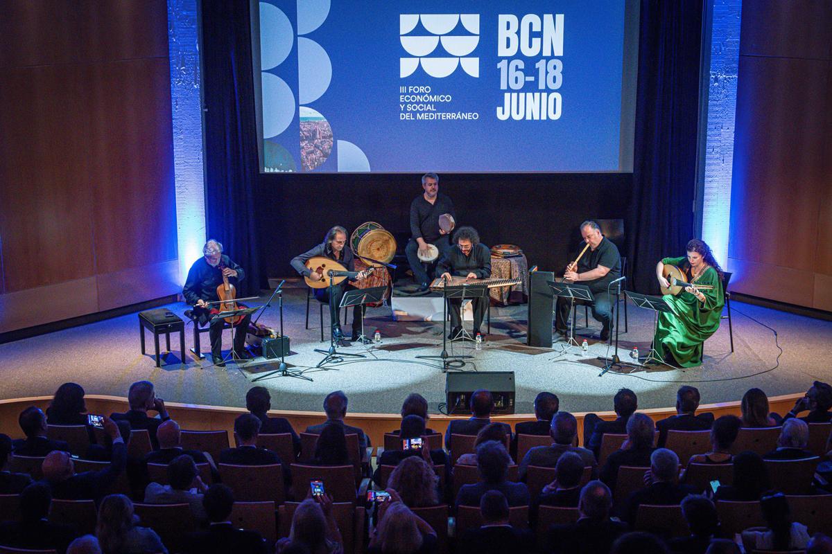Los músicos de Hespèrion XXI durante la interpretación de Diàleg de les ànimes en el acto celebrado en Barcelona, a 16 de junio de 2026. En la imagen, Waed Bouhassoun, Moslem Rahal, Hakan Güngör, Yurdal Tokcan, David Mayoral y Jordi Savall, a 16 de junio de 2026. AUTOR:Manu Mitru | EPC Los músicos de Hespèrion XXI durante la interpretación de Diàleg de les ànimes en el acto celebrado en Barcelona, a 16 de junio de 2026. En la imagen, Waed Bouhassoun, Moslem Rahal, Hakan Güngör, Yurdal Tokcan, David Mayoral y Jordi Savall, a 16 de junio de 2026. AUTOR:Manu Mitru | EPC