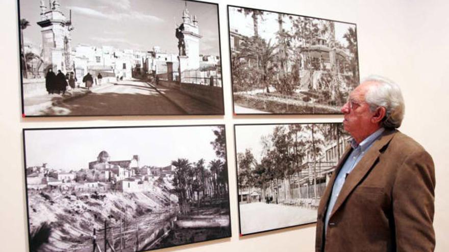 El promotor de la exposición fotográfica Jerónimo Guilabert, ayer en la inauguración.