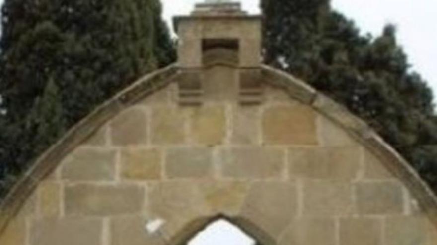 L’Ajuntament de Calaf restaura la portalada de pedra del cementiri vell