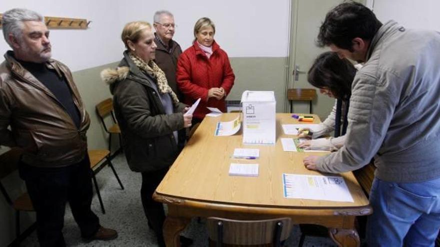 Diferents veïns, votant al local parroquial de Germans Sàbat.