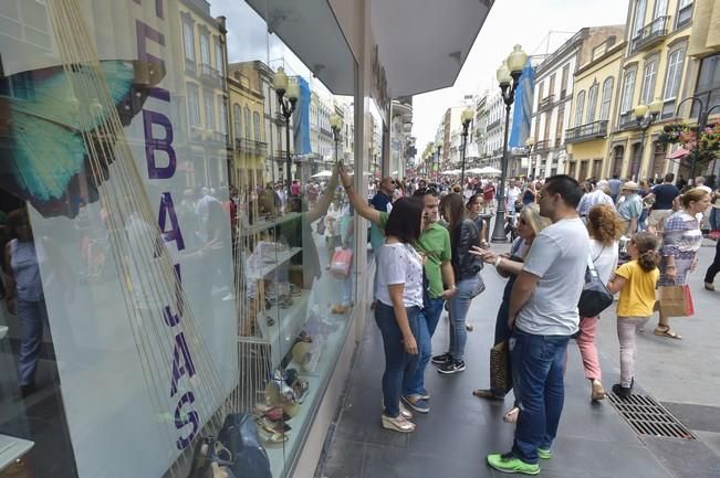 Rebajas y apertura dominical en Triana