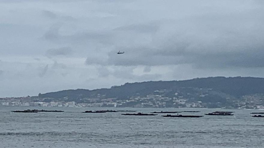 El helicóptero Pesca I sobrevuela Bueu para tratar de localizar a un hombre que podría haber caído al agua