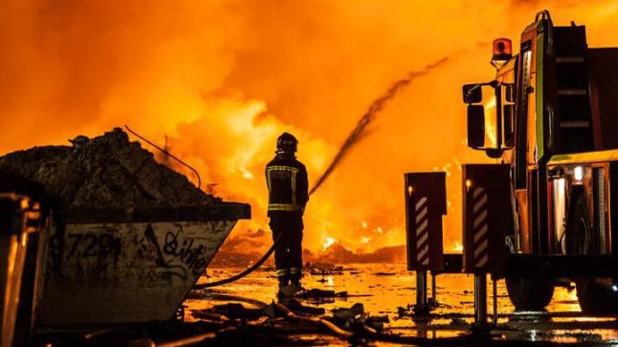 Un bombero lucha contra las llamas en el incendio