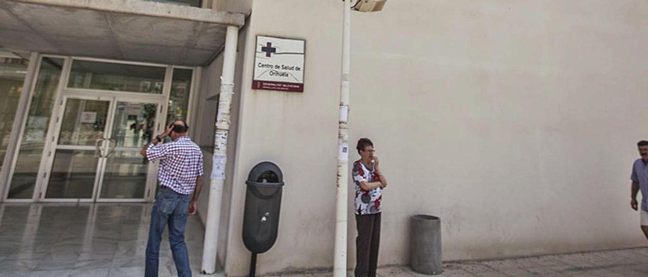 Fachada del centro de salud Álvarez de la Riva, en Orihuela.  | TONY SEVILLA