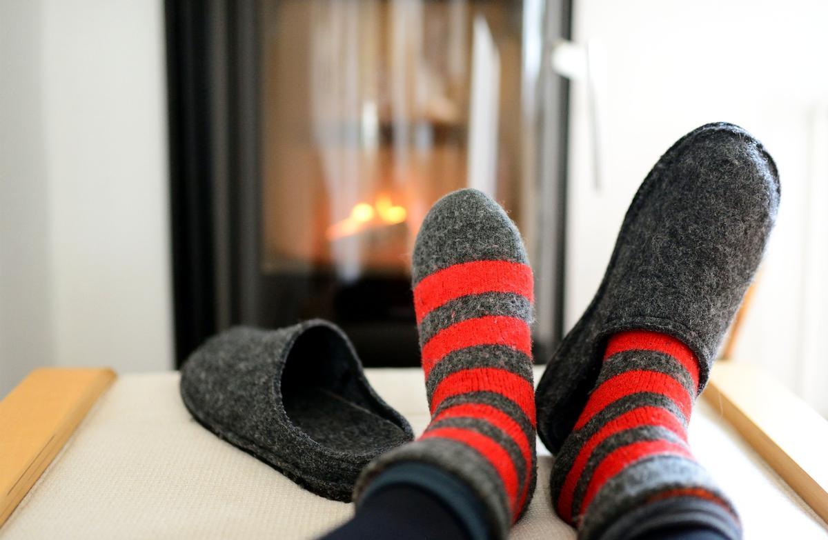 Poner los pies frúios cerca de fuentes directas de calor es peligroso, sobre todo en personas mayores